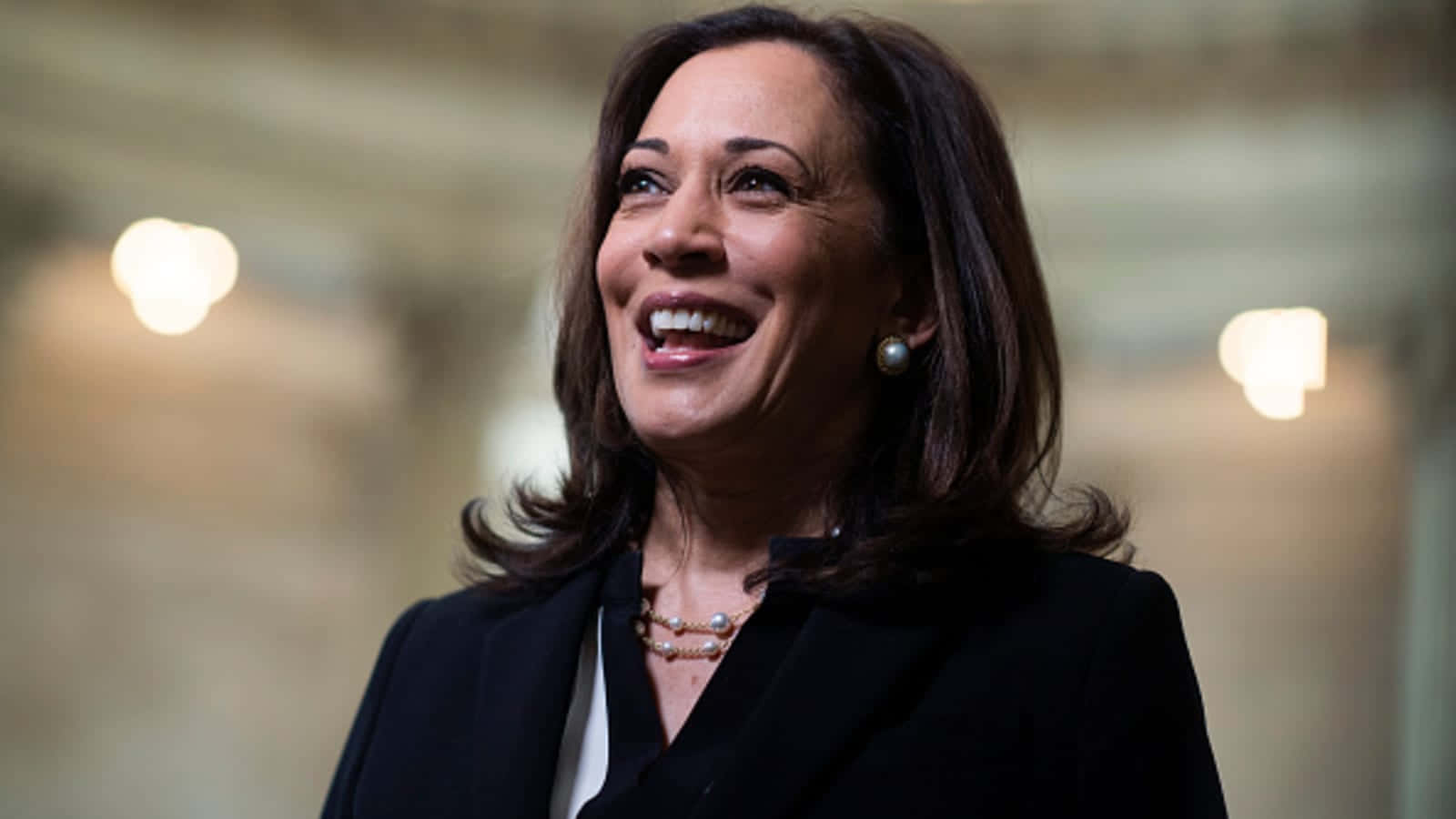 Kamalaharris Pronunciando Un Discorso Sul Palco