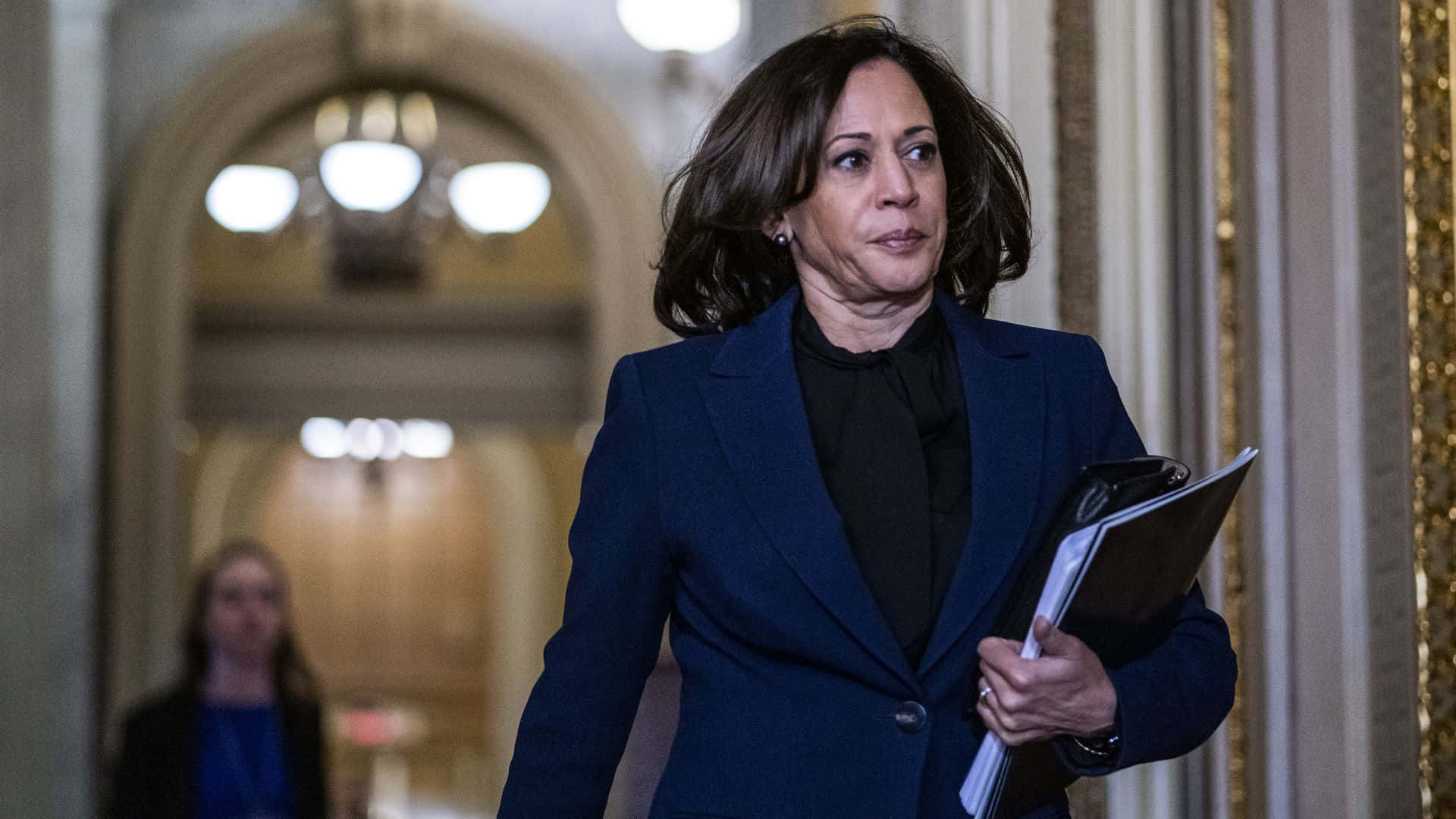 Kamalaharris Sonriendo Durante Un Evento Público