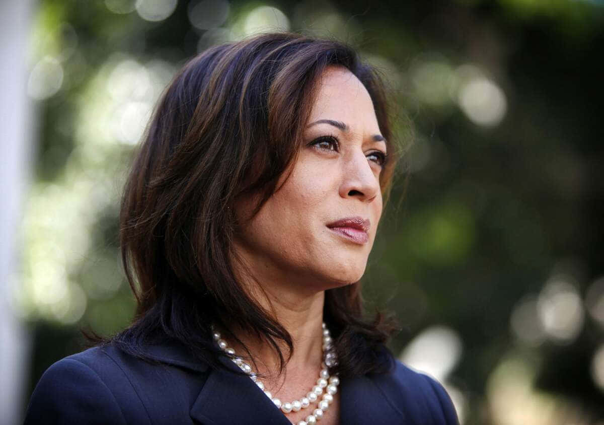 Kamalaharris Sonriendo En Un Retrato Oficial