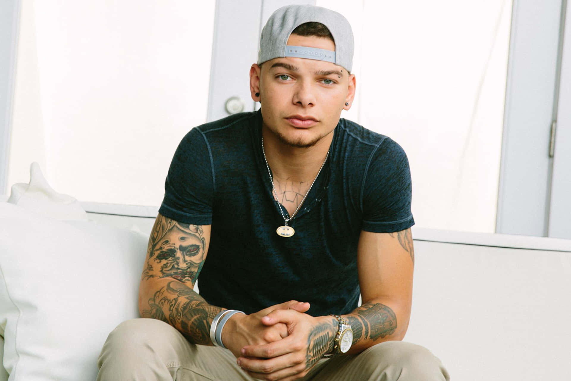 Kanebrown I Ett Vitt Estetiskt Rum. (note: This Sentence Would Make Sense In Swedish But It Might Not Be The Exact Phrasing That A Native Speaker Would Use For A Computer Or Mobile Wallpaper Description.) Wallpaper