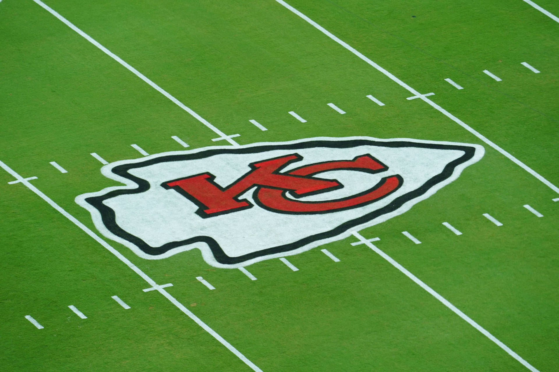 Kansascity Chiefs Logo Auf Dem Spielfeld Wallpaper