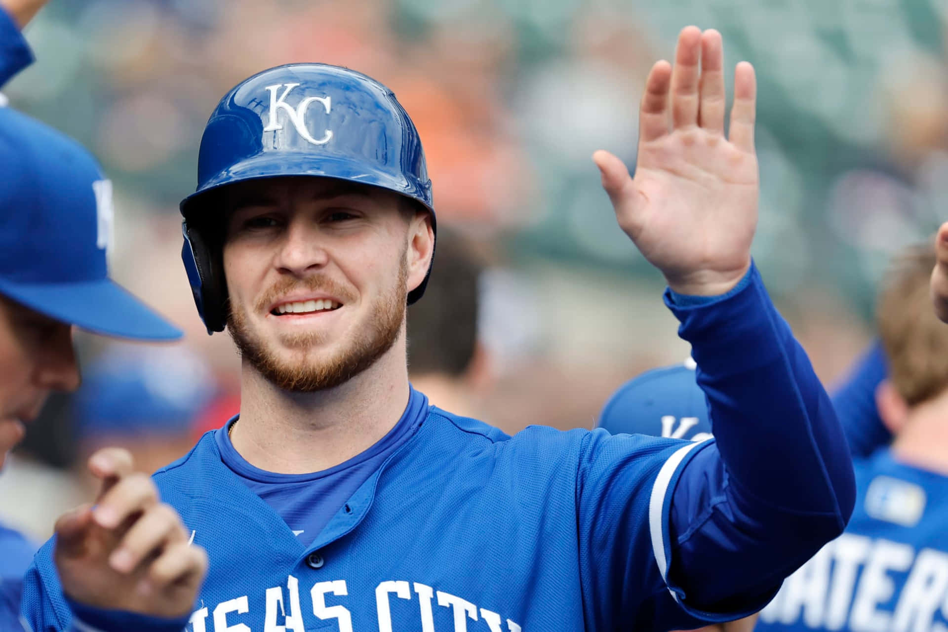 Pemain Kansas City Royals Menyapa Rekan Tim Wallpaper