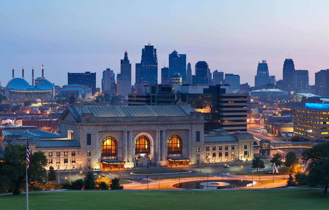 A skyline view of the vibrant city of Kansas City Wallpaper