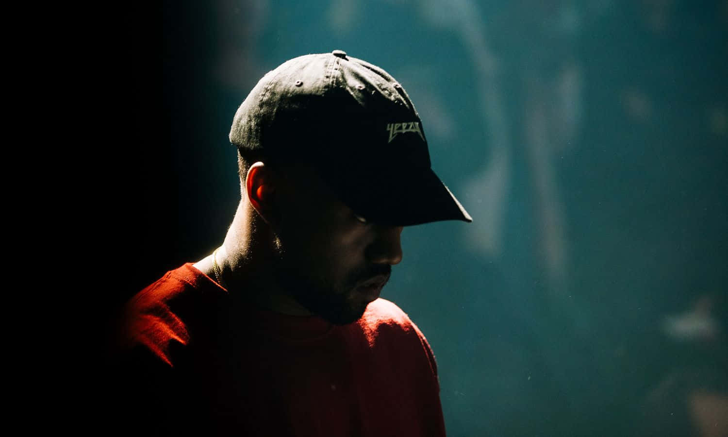 Kanyewest Transformerer Musik- Og Modeverdenen Med Sin Helt Unikke Stil
