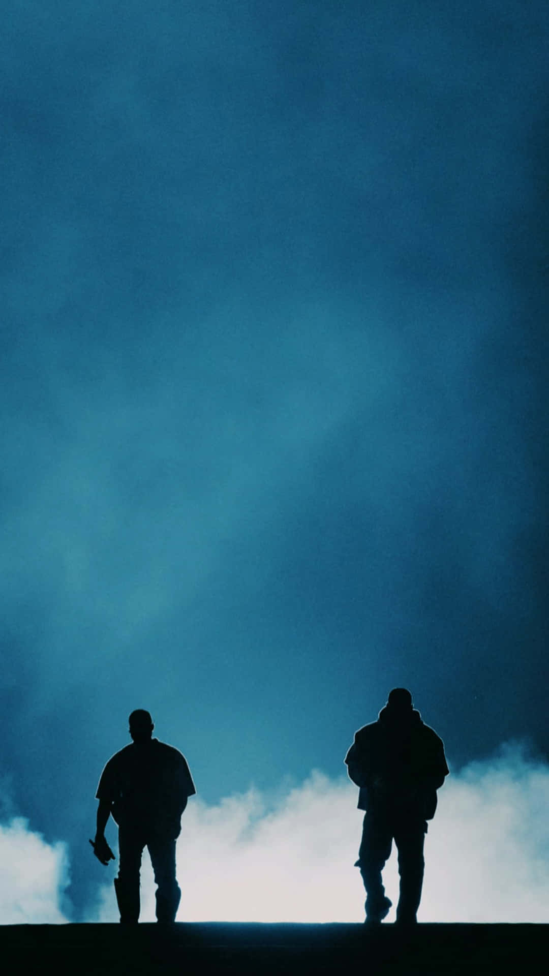 Zweipersonen Stehen Auf Einem Hügel. Wallpaper