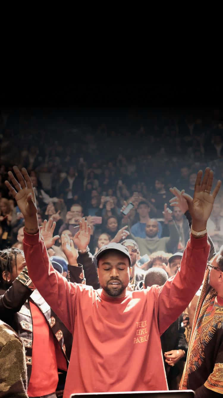 Kanye West på et koncert med hænderne op Wallpaper