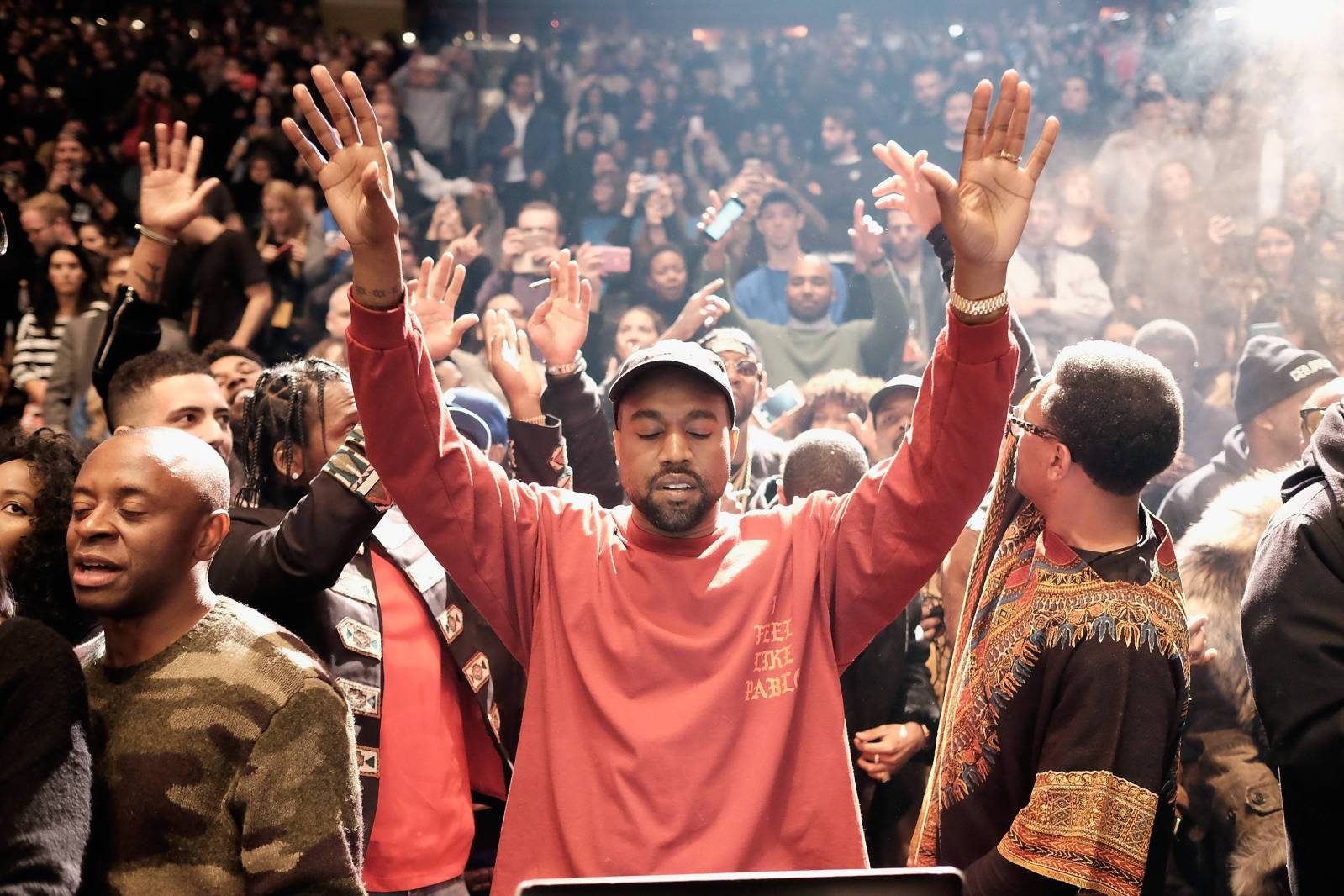 Kanyewest En Un Concierto Con Personas En La Multitud Fondo de pantalla