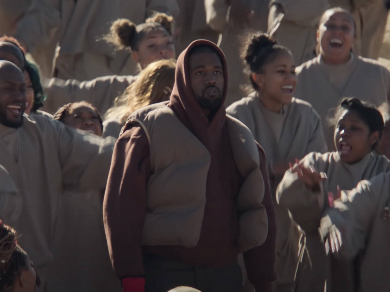 Et Uforglemmeligt Øjeblik med Kanye West og Hans Afdøde Mor Donda Wallpaper