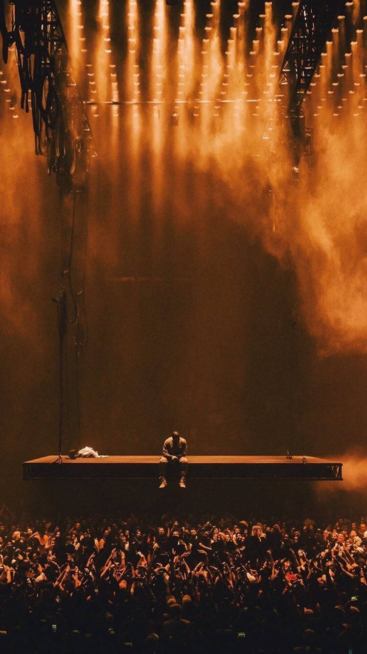 Kanyewest Saint Pablo Sitting Stage: Kanye West Saint Pablo Sittande På Scenen. Wallpaper