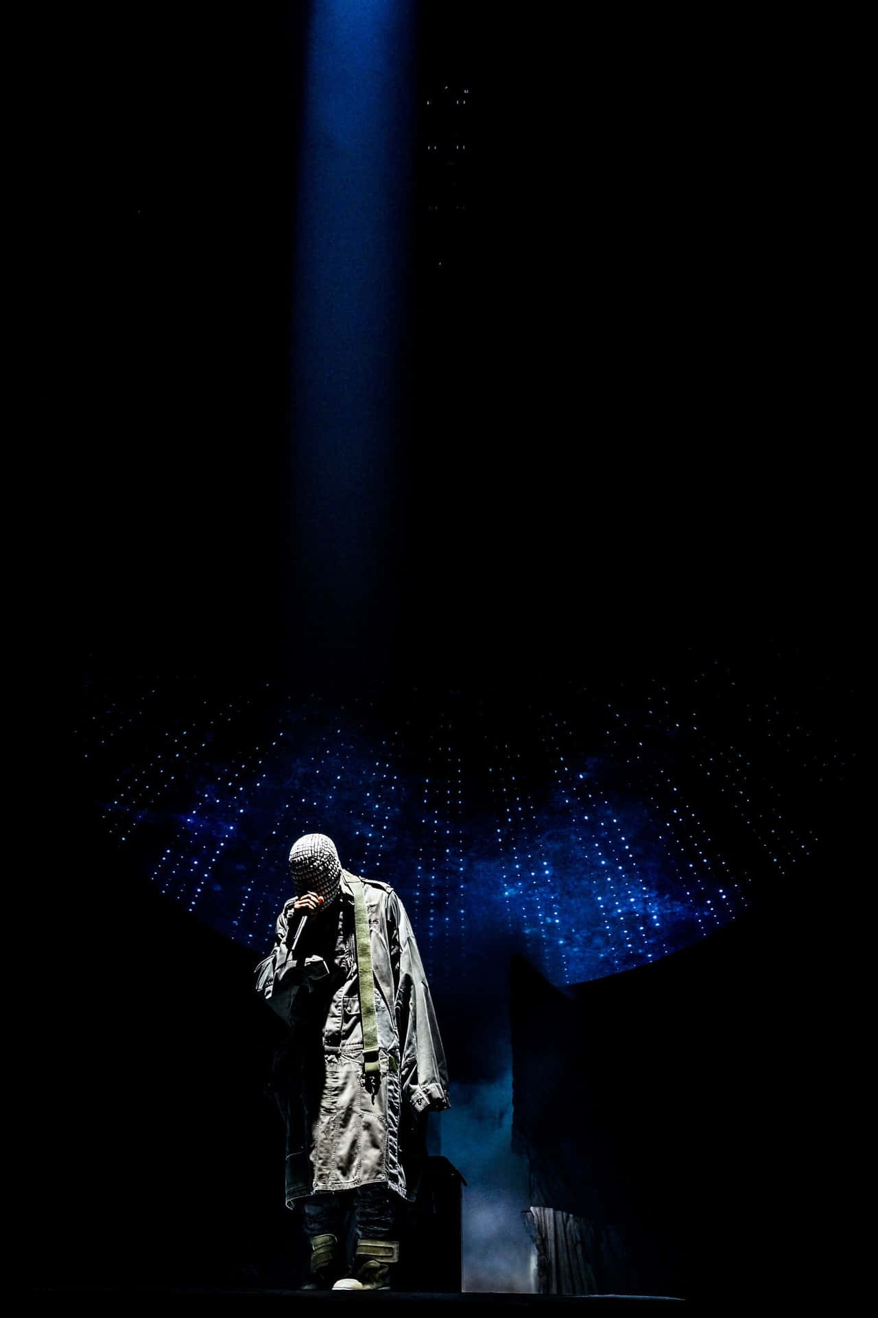 Kanye West klædt fra toppen til tå i helrød optræder på 2013 Yeezus-turnéen. Wallpaper