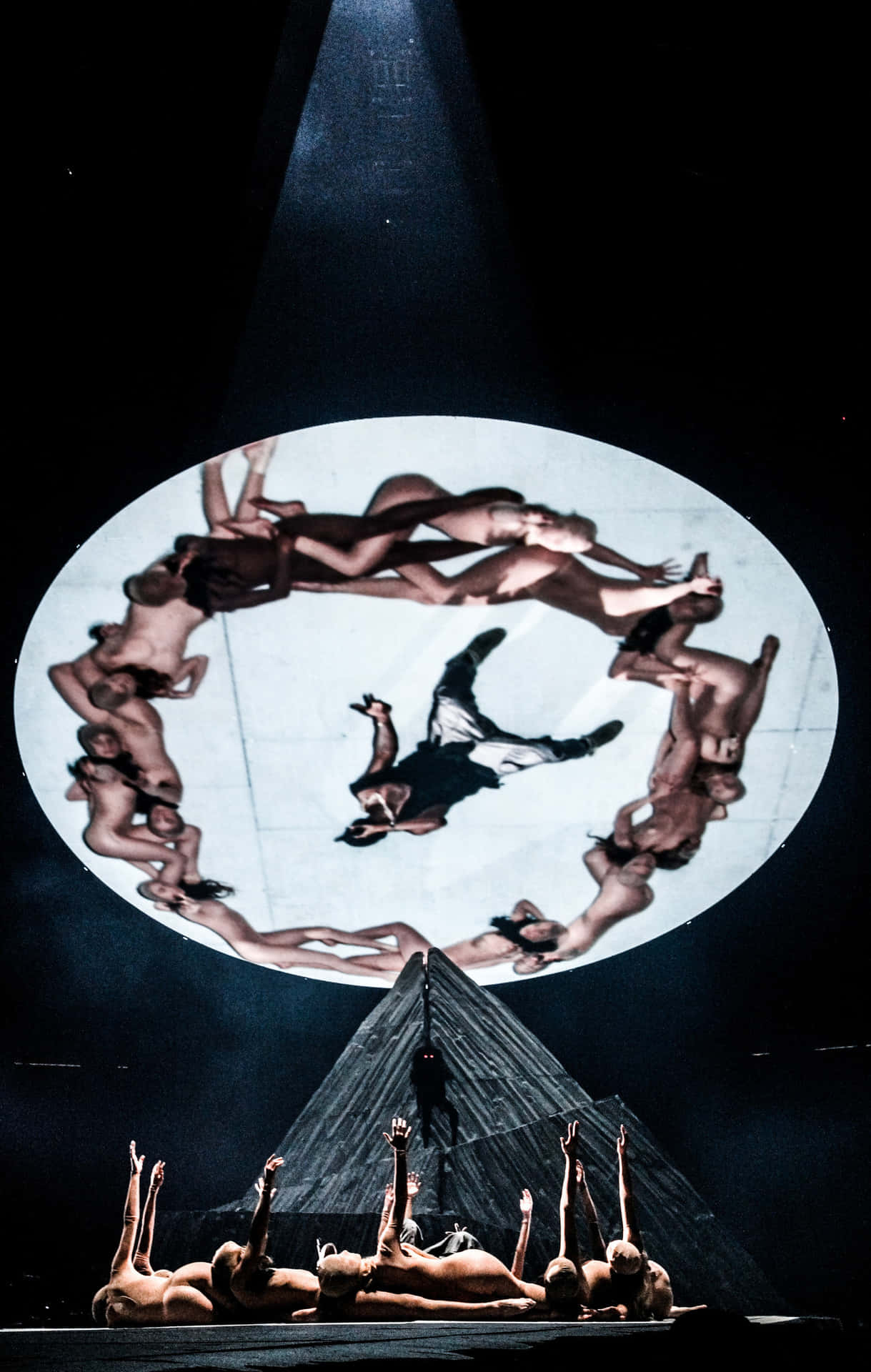 Kanyewest Präsentiert Seinen Einzigartigen Stil Auf Der Yeezus Tour. Wallpaper