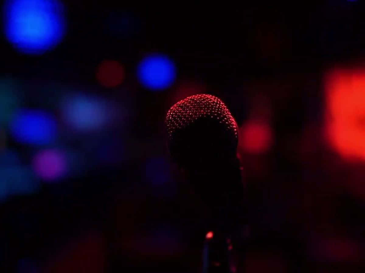 Fondode Pantalla De Karaoke - Micrófono En Una Habitación Oscura