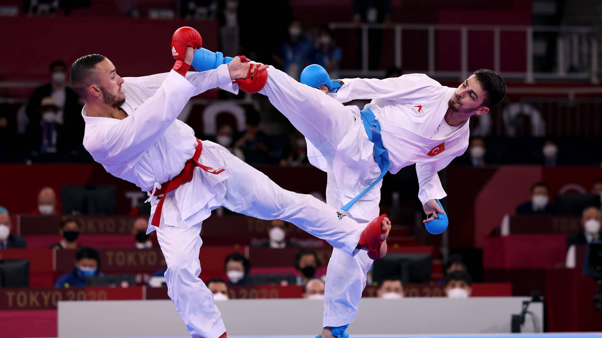 Karateathletes Double Kick En Español: 