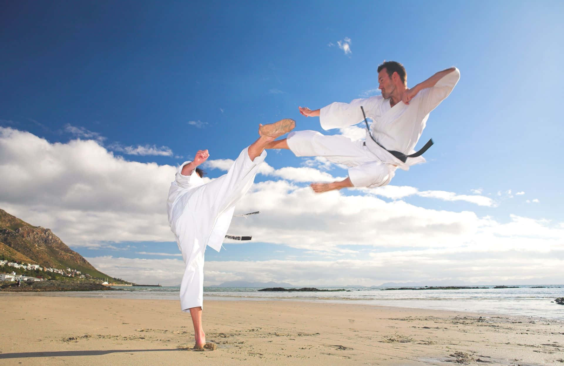 Dospersonas Practicando Karate En La Playa