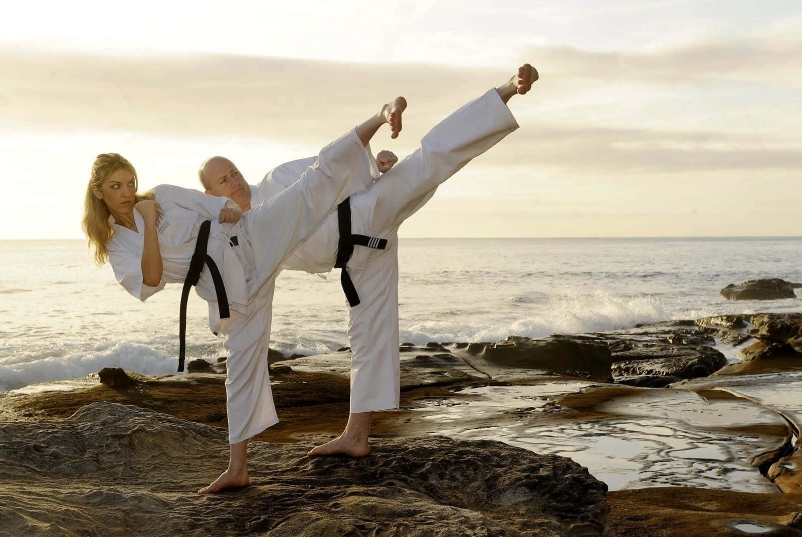 Duepersone Che Fanno Karate Su Delle Rocce