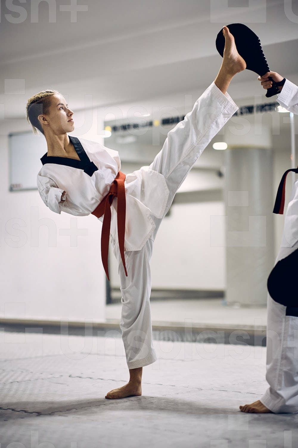 Karateutövandehandikappad Kvinna Sparkar Wallpaper
