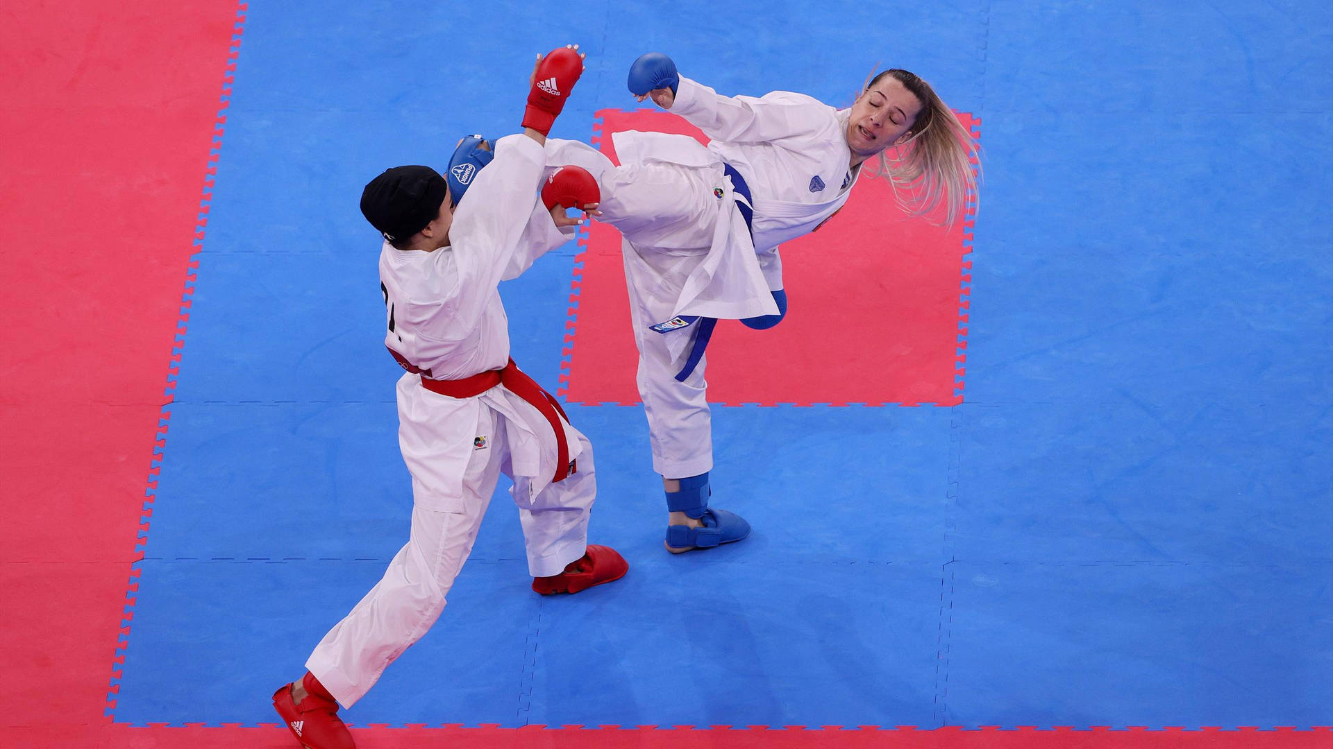 Karatesparkar Strid På Matta. Wallpaper