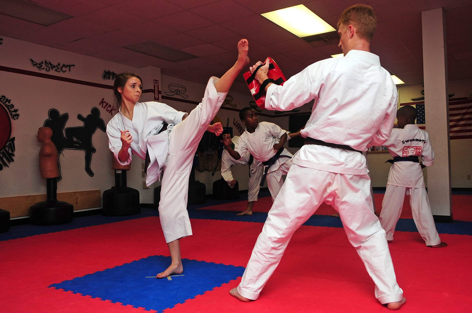 Patadade Karate Con El Sensei En El Dojo Fondo de pantalla