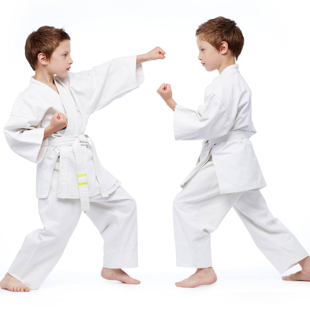 Niñosde Karate En Atuendos Estéticos Blancos Fondo de pantalla