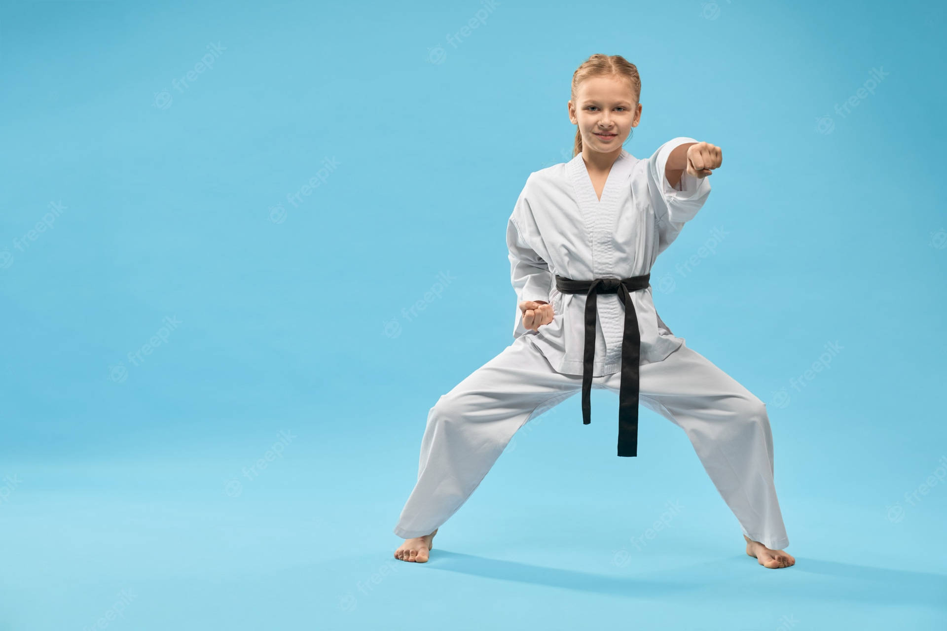 Bambinadi Karate In Posa Estetica Blu Sfondo