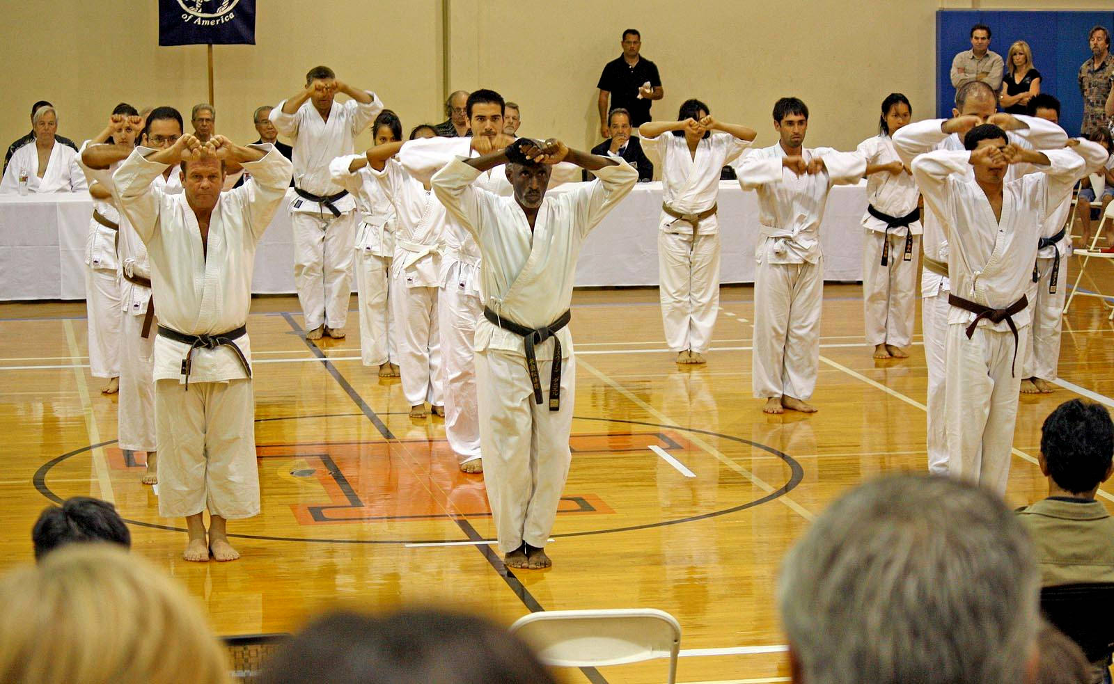 Studentidi Karate In Classe Sul Campo Da Basket Sfondo