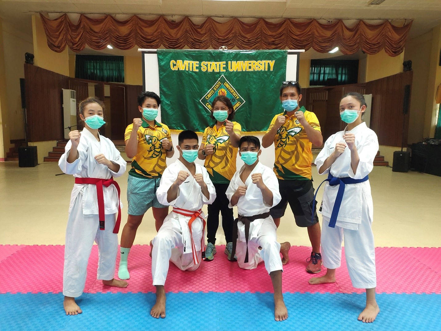 Karateschüler In Masken Der Cavite State University Wallpaper