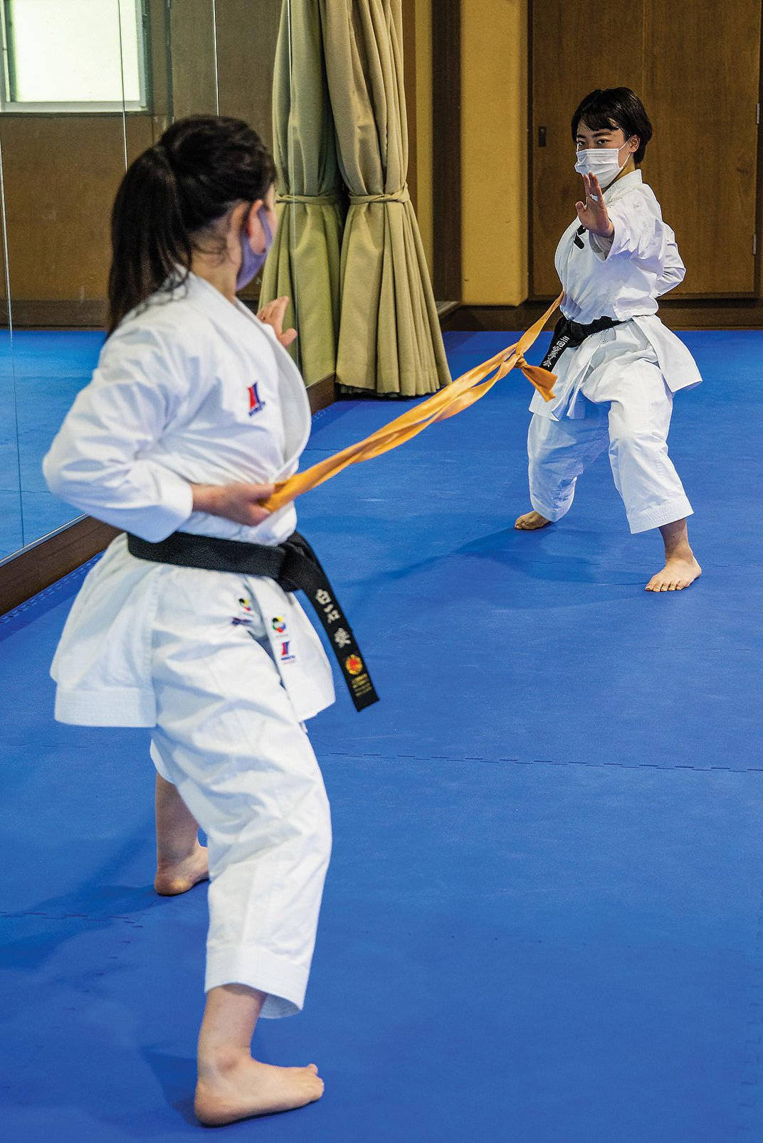 Karatezwei Frauen In Kampfhaltung Wallpaper