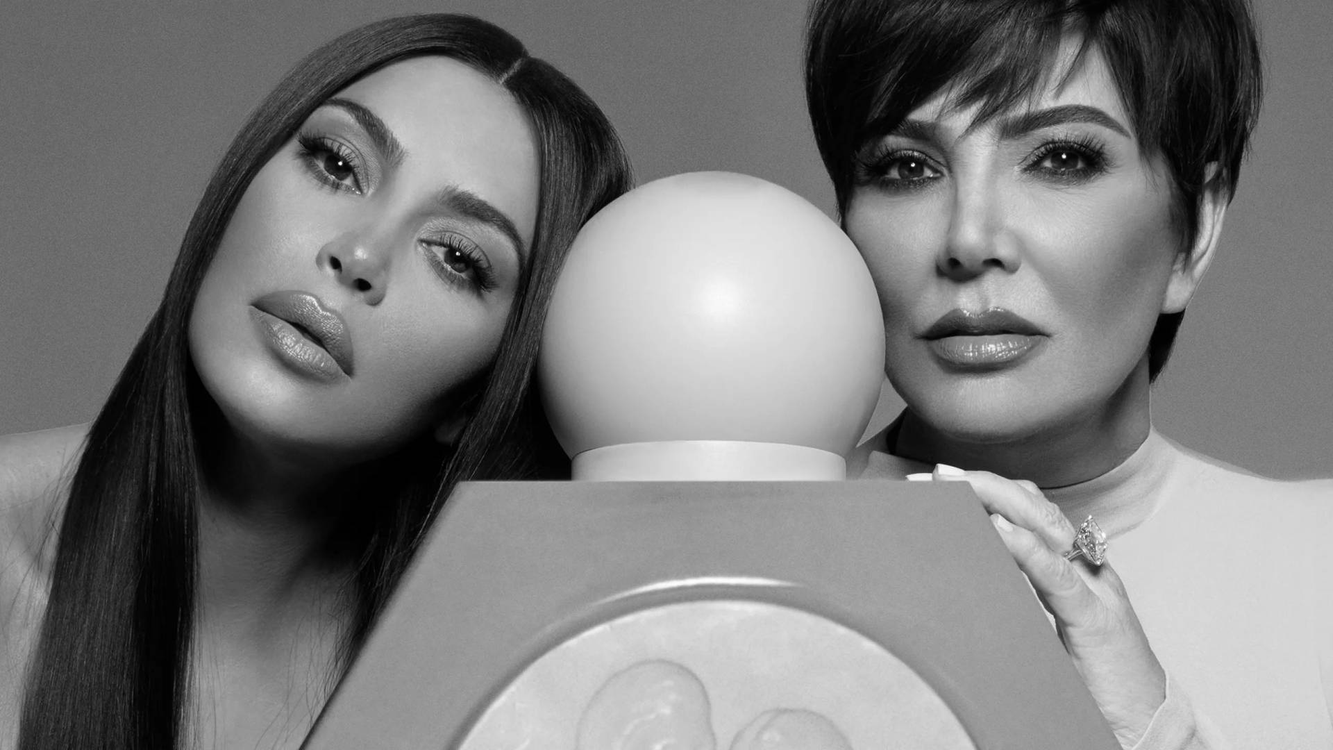 Kardashianmamma Och Dotterparfymserien - Kardashian Mother Och Daughter Perfume Line Wallpaper