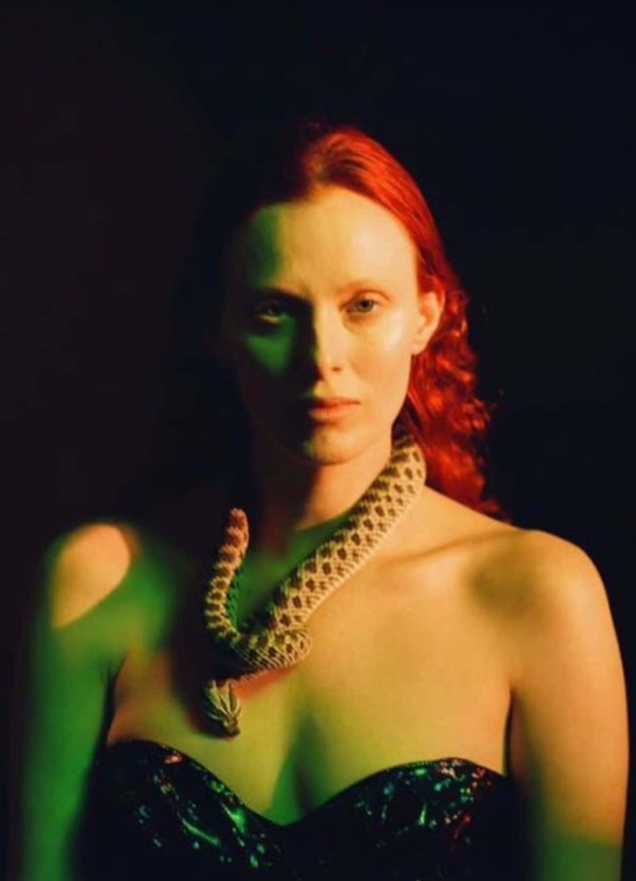 Karen Elson Dalam Gaun Merah Glamour Wallpaper