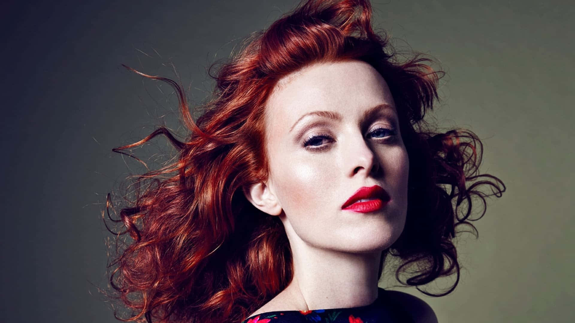 Karen Elson Med Absolutt Sjarm Og Eleganse I Monokrom Bilde Bakgrunnsbildet