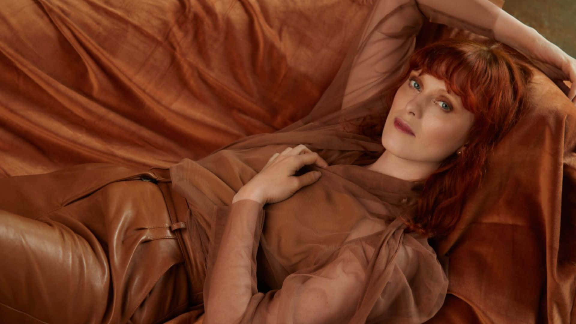 Karen Elson Radiating Glamor In Red Wallpaper