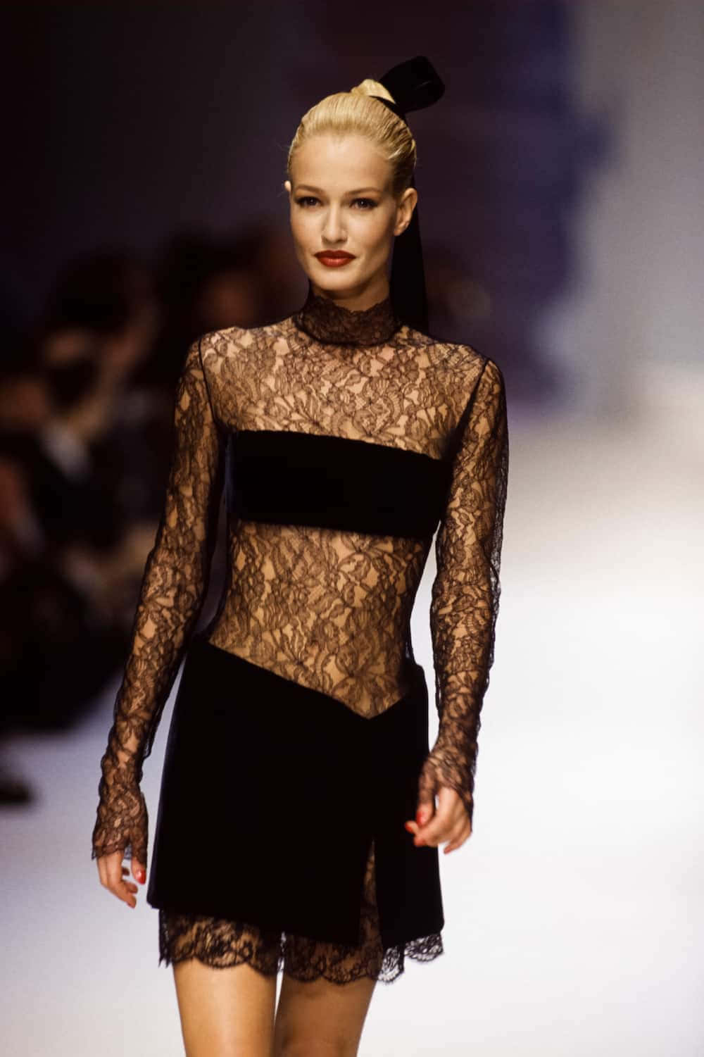 Karen Mulder, The Epitome Of Elegance And Grace Wallpaper