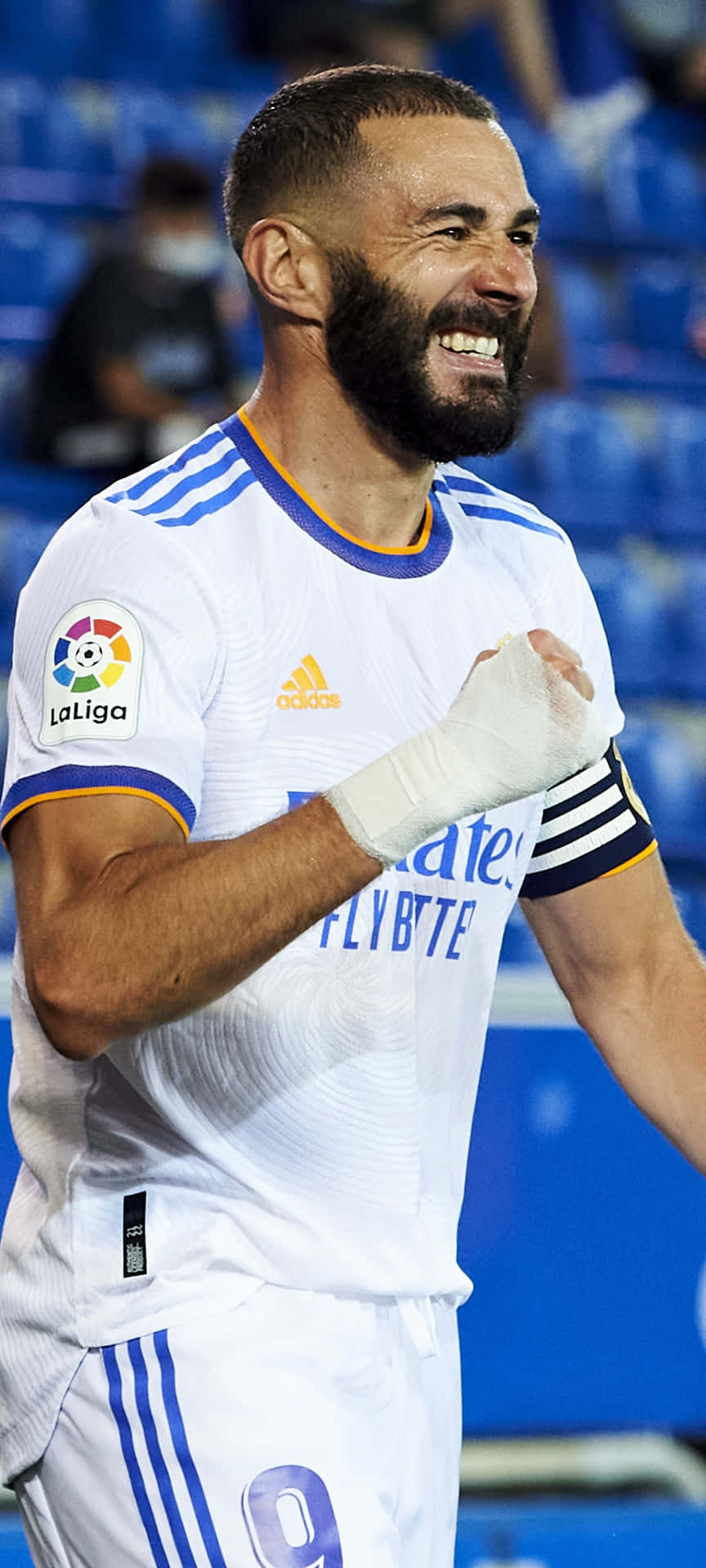 Karim Benzema Smilingin Real Madrid Kit Wallpaper