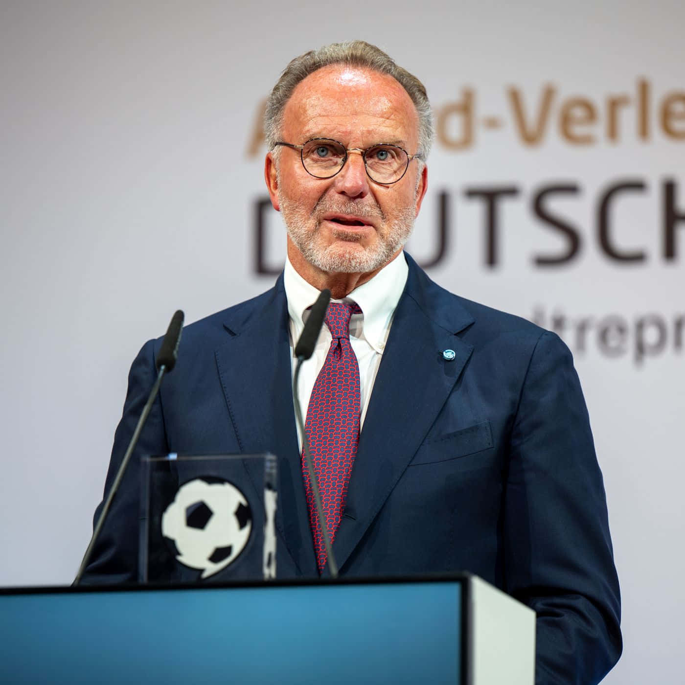 Ceremoniade Entrega Del Premio Embajador Del Fútbol Alemán 2021 A Karl-heinz Rummenigge. Fondo de pantalla