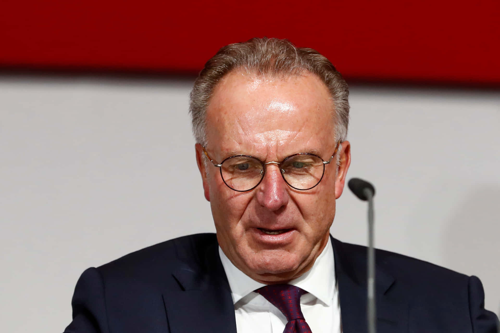 Karlheinz Rummenigge Assemblea Generale Annuale Del Fc Bayern München Sfondo