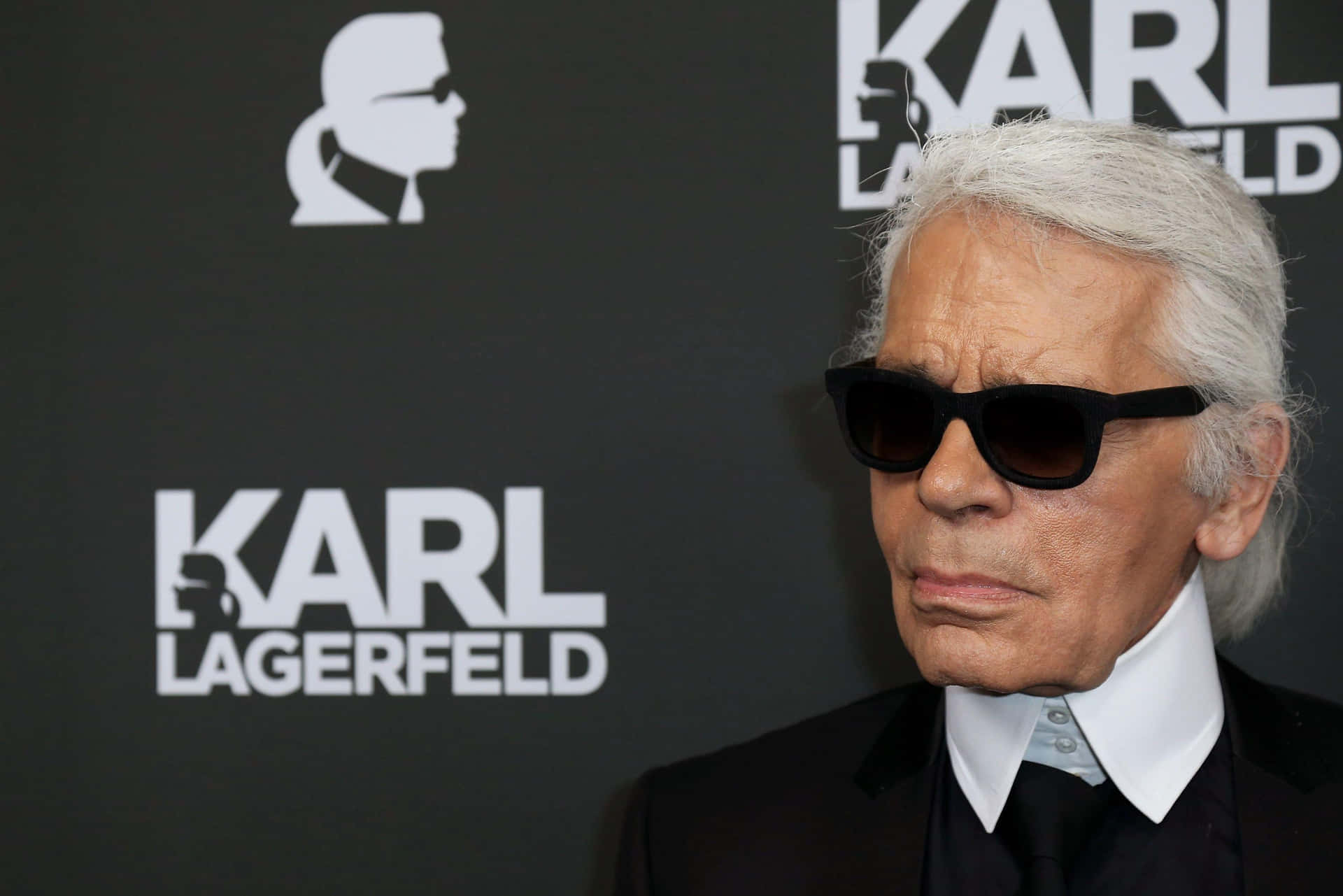 L'iconicostilista Di Moda Karl Lagerfeld Sfondo
