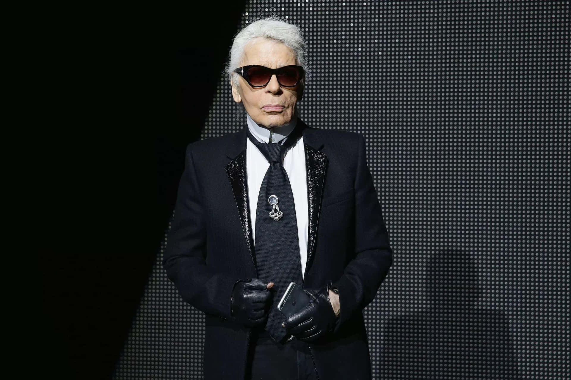 Karl Lagerfeld – Legendarisk Kreativ, Fashion Ikon og Muse: Glansfuld tapet, der udforsker tidløse former Wallpaper