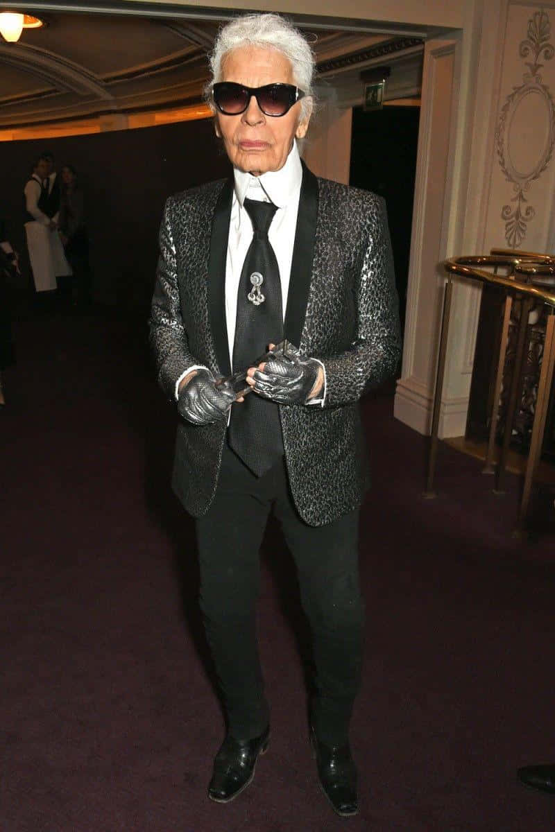 Karl Lagerfeld, modeikon, er fremhævet på denne stilfulde tapet. Wallpaper