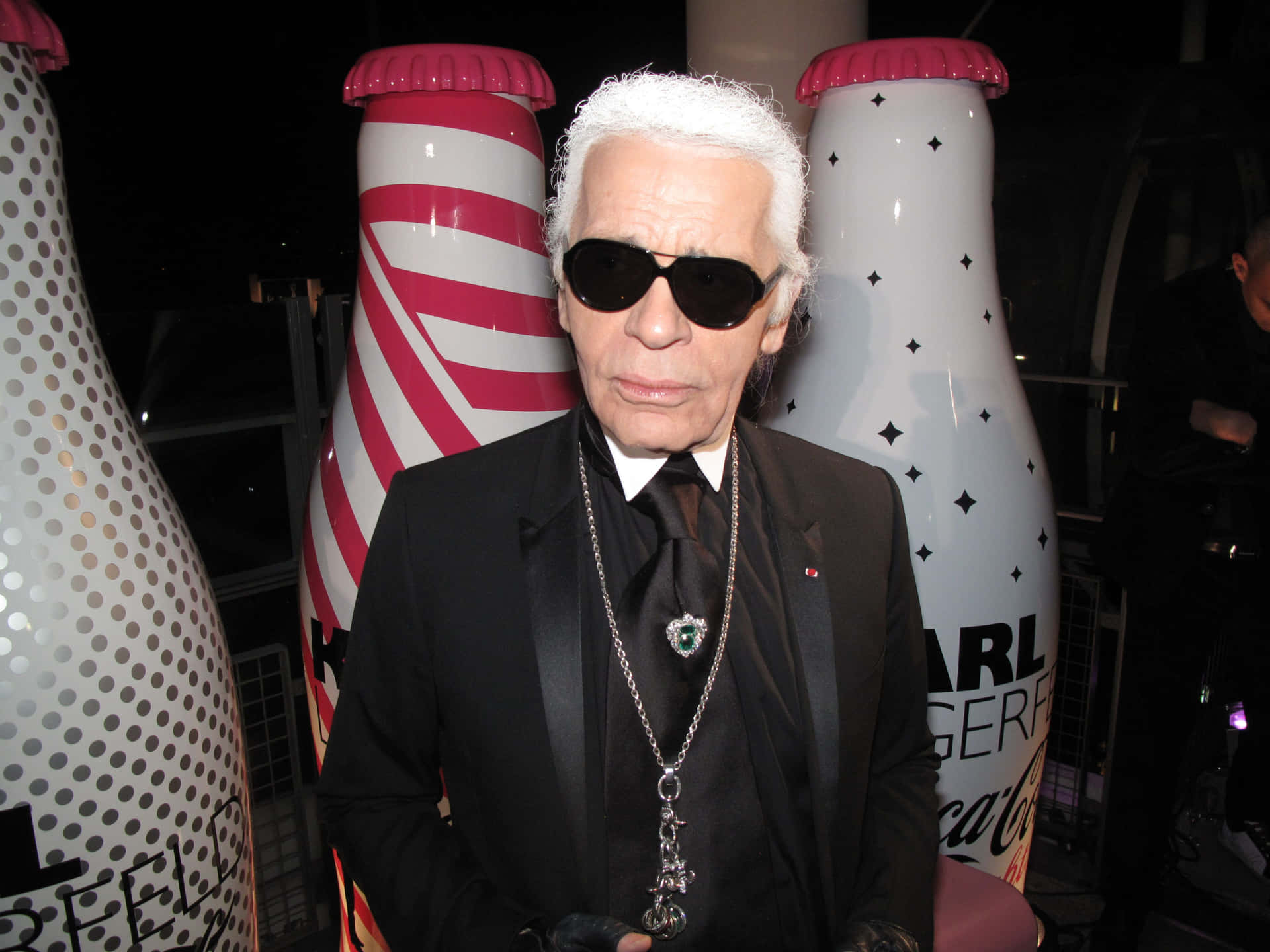 "The iconic Karl Lagerfeld" Wallpaper