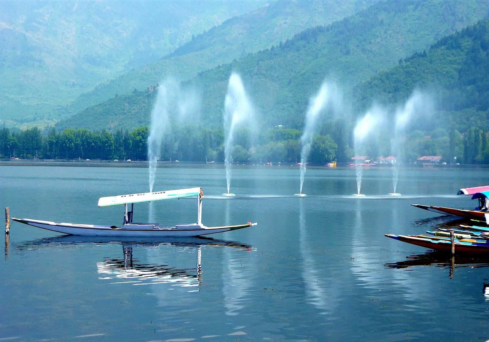 Kashmir Lake With Fountainsand Shikaras Wallpaper