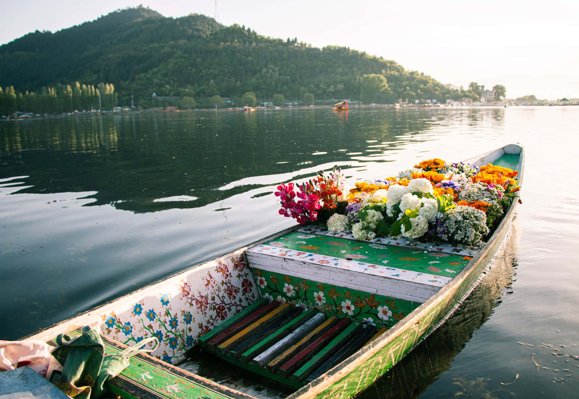 Kashmiri Flower Boaton Dal Lake Wallpaper