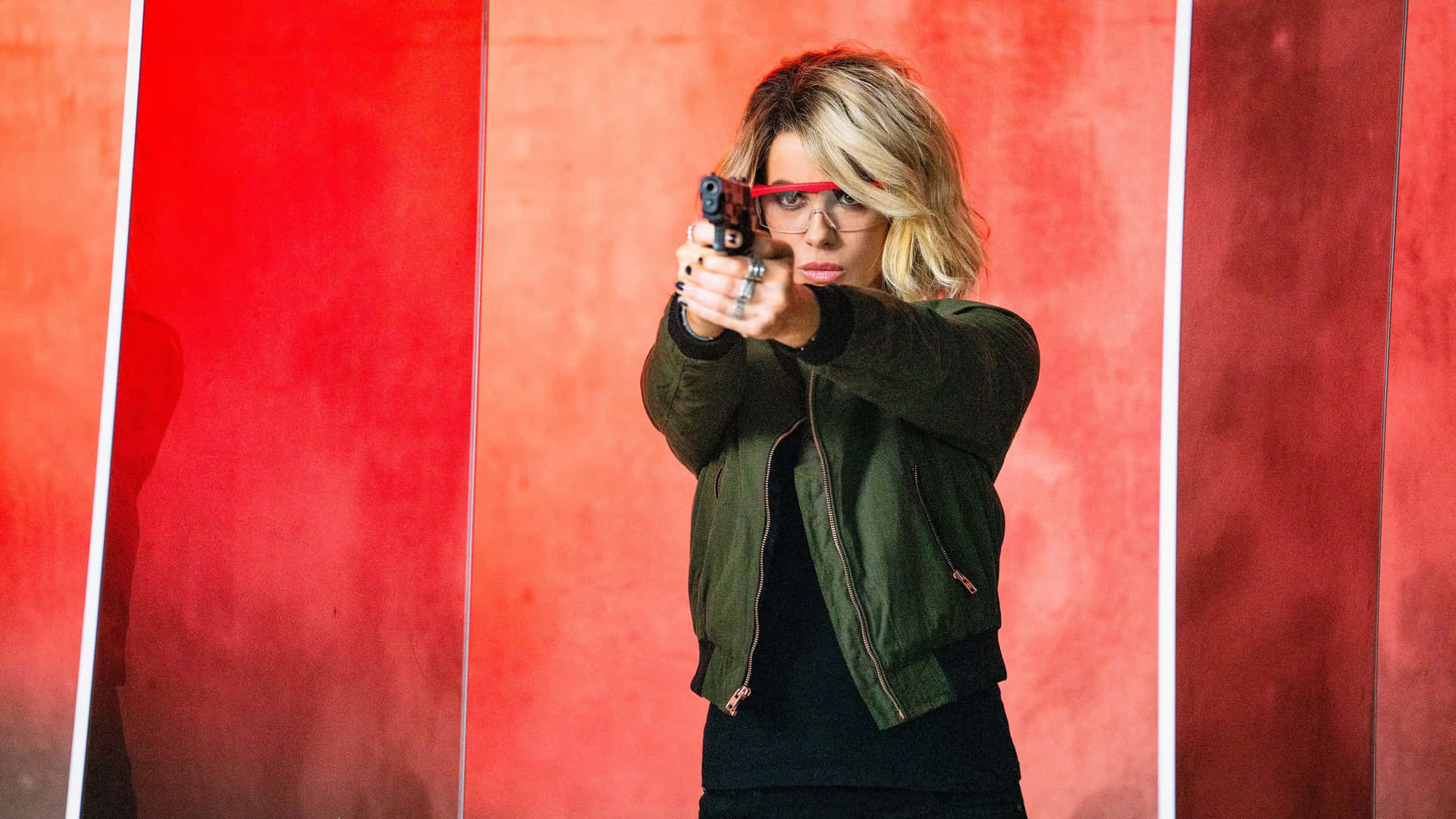 Kate Beckinsale Aiming Gun4 K Wallpaper