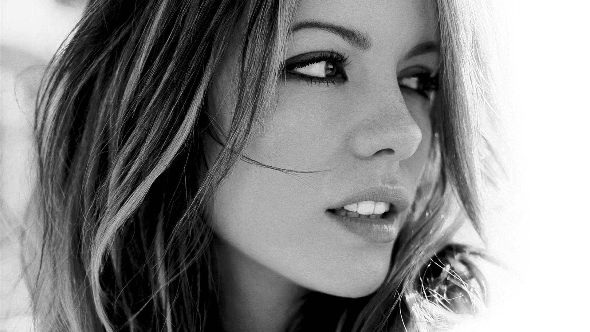 Kate Beckinsale Black & White Close-up Wallpaper