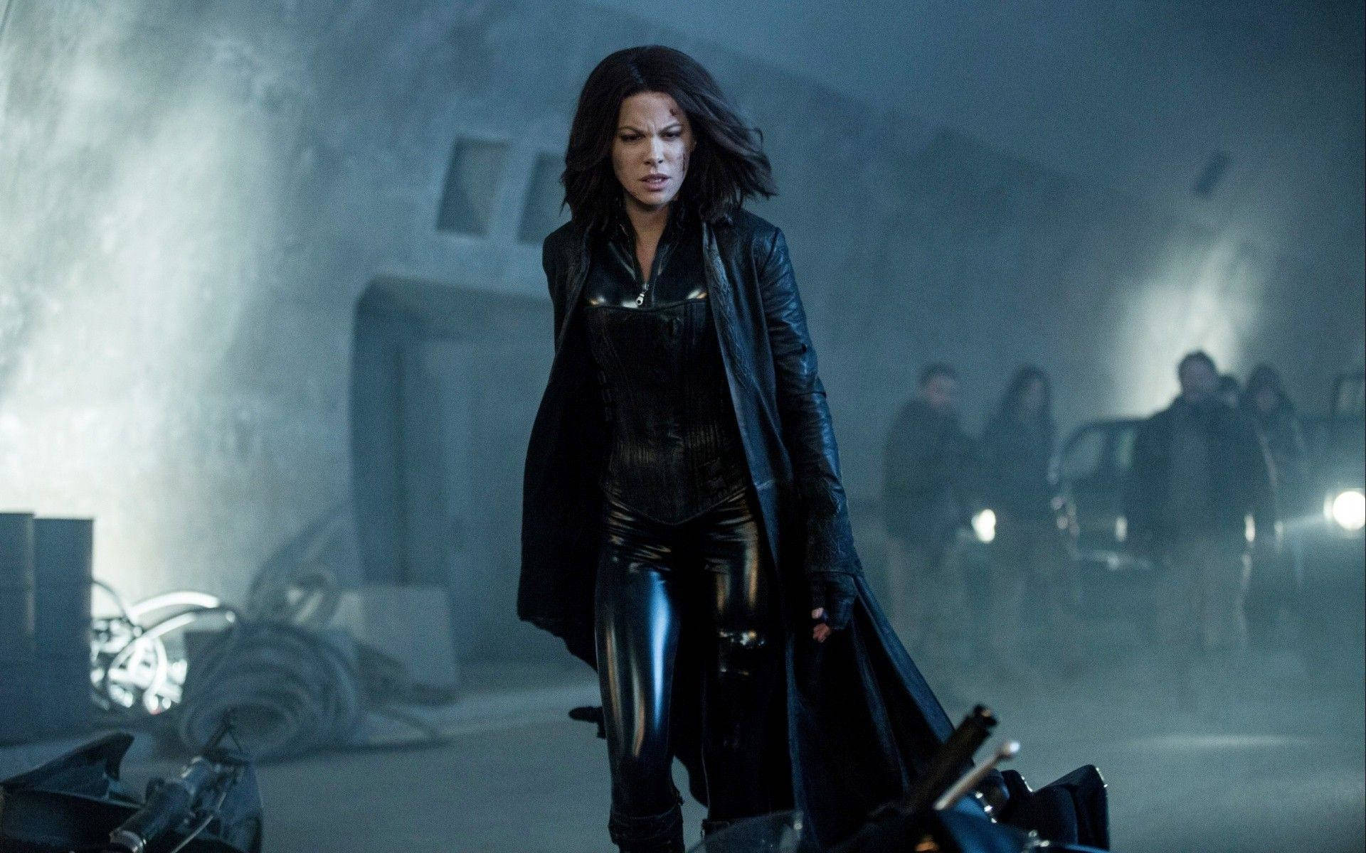 Kate Beckinsale som den vampyr Selene i filmen Underworld pryder denne mørke baggrund. Wallpaper