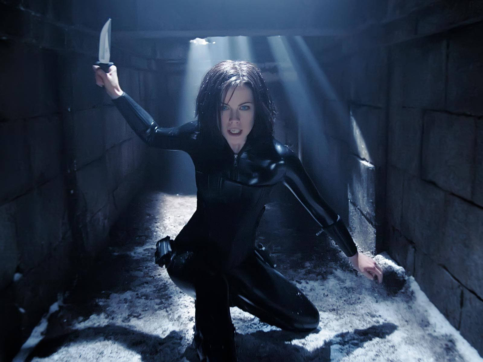 Selene,il Personaggio Di Underworld Interpretato Da Kate Beckinsale, Libera Il Suo Vampiro Interiore. Sfondo