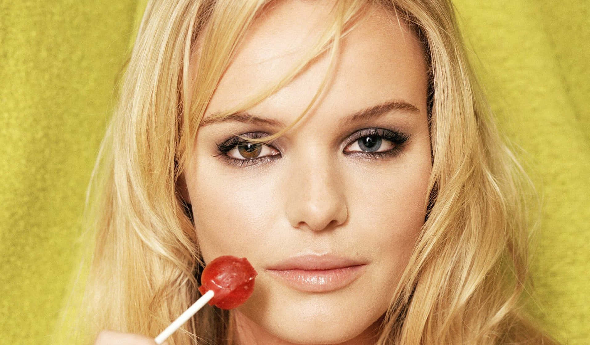 Kate Bosworth radiates elegance and charm in a stunning portrait Wallpaper