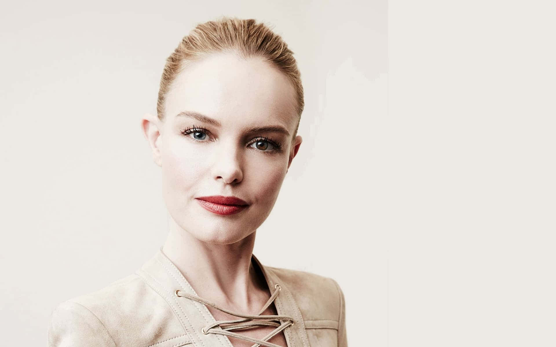 Kate Bosworth Stunning Pose Wallpaper