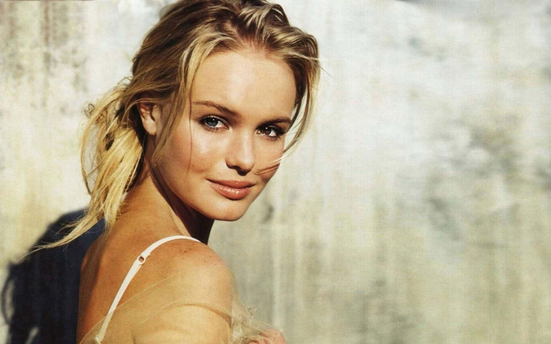 Kate Bosworth Glowing in an Elegant Outfit Wallpaper