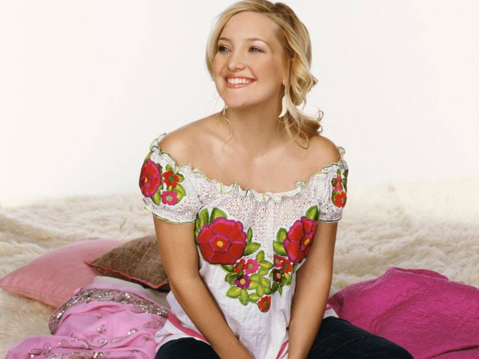Kate Hudson Candid In White Floral Wallpaper