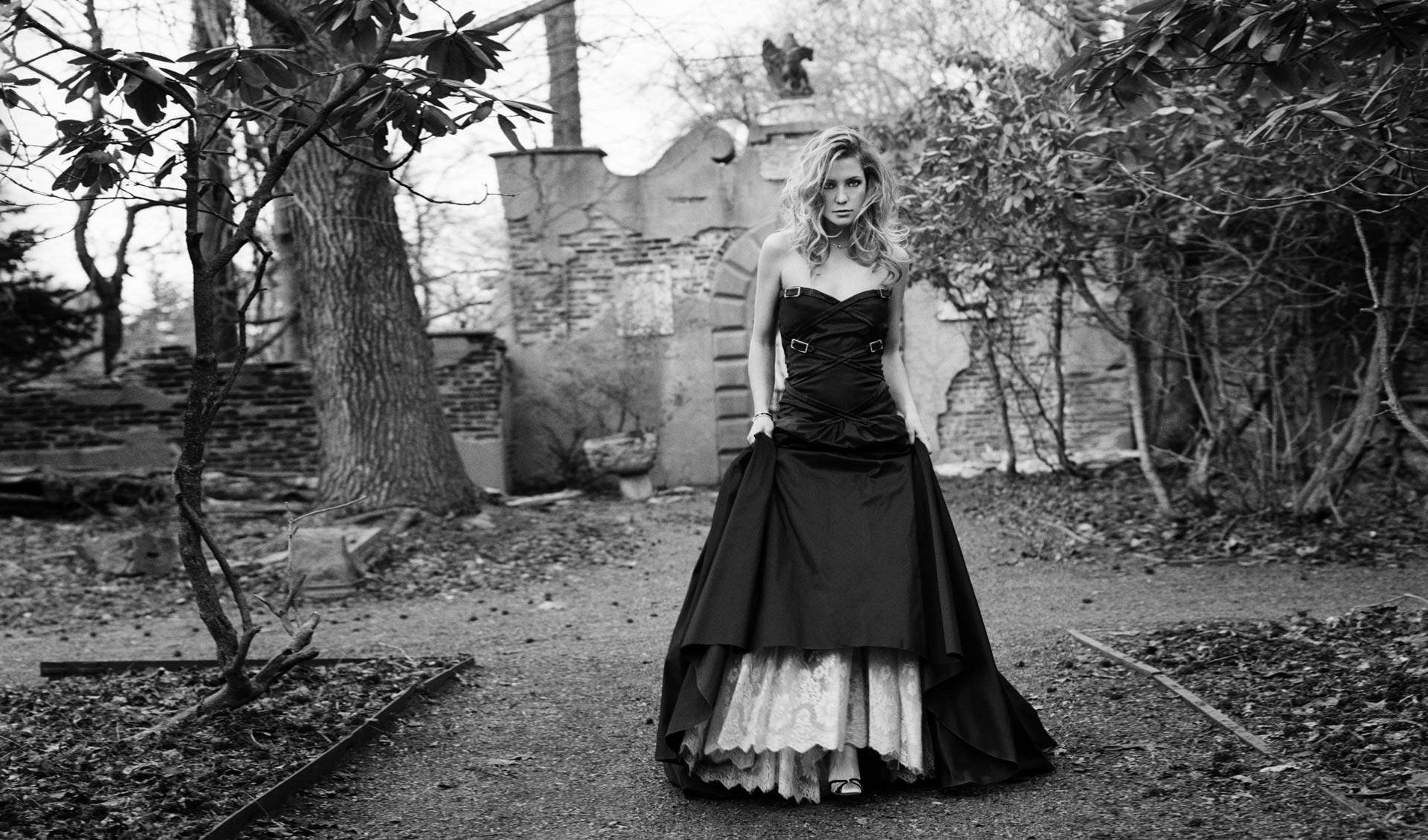 Kate Hudson In Black Dress Wallpaper